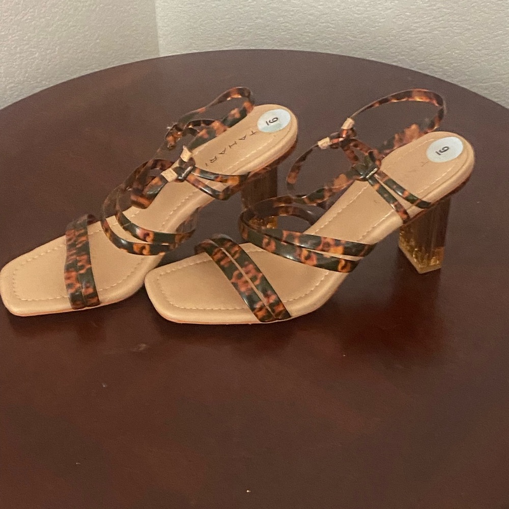 Stylish Tahari Tortoiseshell Women's Heels - Picture 2 of 3